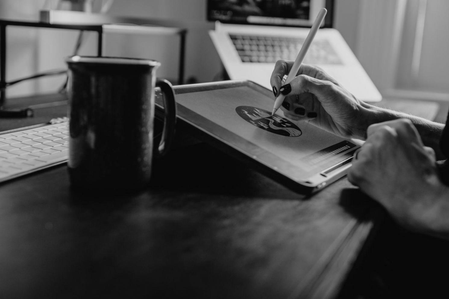 Teilnehmer bei der Analyse von Finanzdokumenten